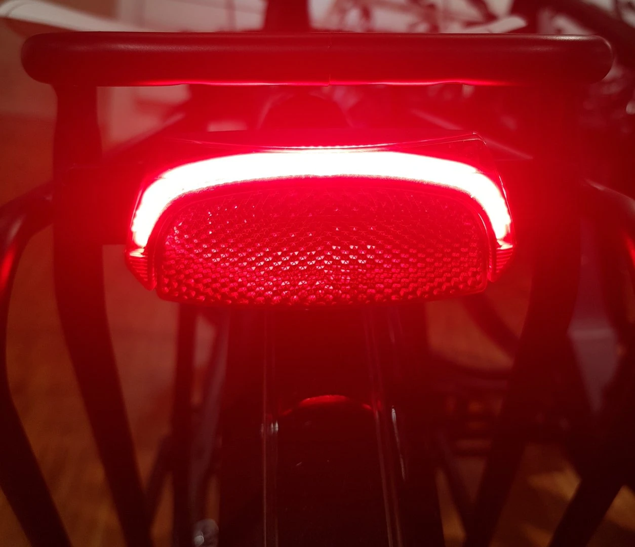 Fuxon Gepäckträgerrücklicht R-232-EB Mit Standlicht 50mm Schraubenabstand 6-12V Gleichspannung 4 Fuxon Gepäckträgerrücklicht R-232-EB Mit Standlicht 50mm Schraubenabstand 6-12V Gleichspannung – Bild 2